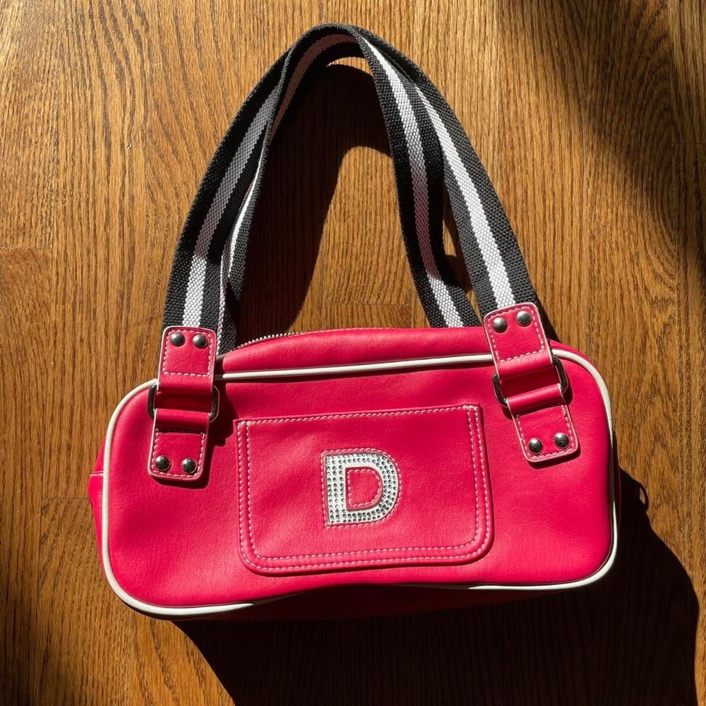 Hot pink handbag by Guess.